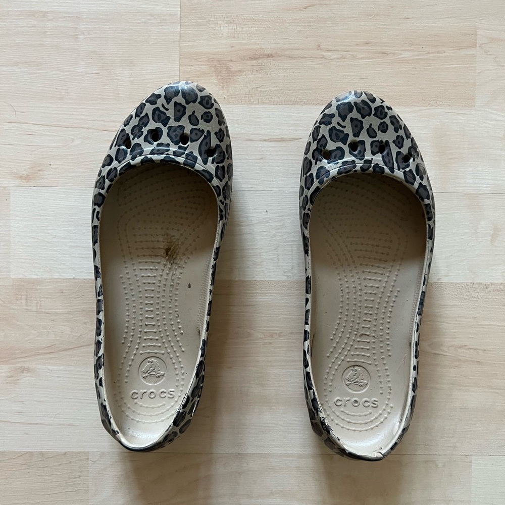 Crocs leopard print flats